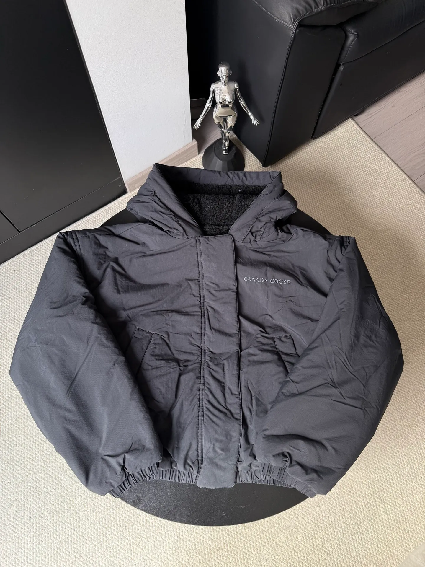 P800 canada goose/大GOose 25 reversible lamb wool flight jacket. It can be worn as a front or back and can be reshaped in any way. The inside and outside are the same color. The embroidered label pattern on the sleeve wall is limited. One side is made of lamb wool. It is delicate and gentle. The plush texture is light and full! The inner lining is polyester, which instantly transforms into an outdoor sports style! Basic neutral style can be combined at will, the most practical size: S M L Color: gray khaki black